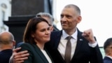 Светлана и Сергей Тихановские во время протеста, организованного белорусской диаспорой в Варшаве