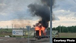 Горящее здание в Новомальтинске после атаки дронов
